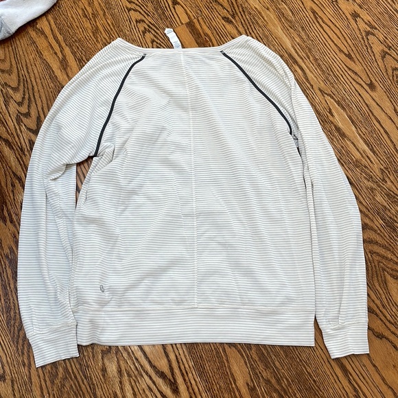 Lululemon Cream and Black Top - Picture 4 of 5
